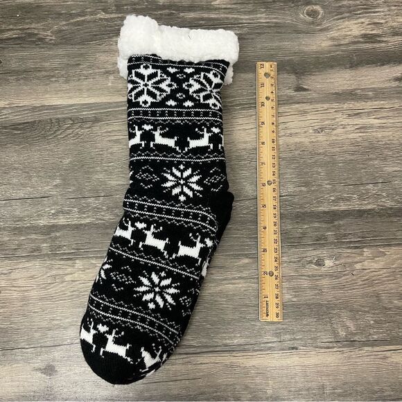 Elegant Black and White Snowflake Knit Socks - Picture 2 of 5